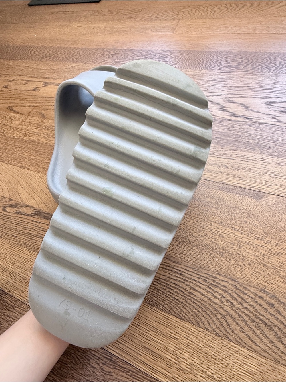 Yeezy Slides in Gray Size Men’s 9 - Picture 3 of 11